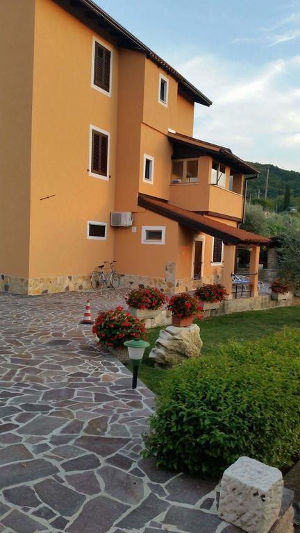 Guest House Nena Мотовун Екстериор снимка